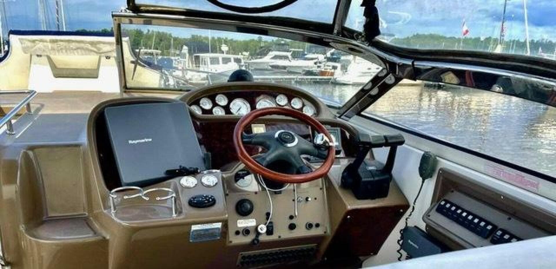 2005 Regal 3560 Commodore — photo 2