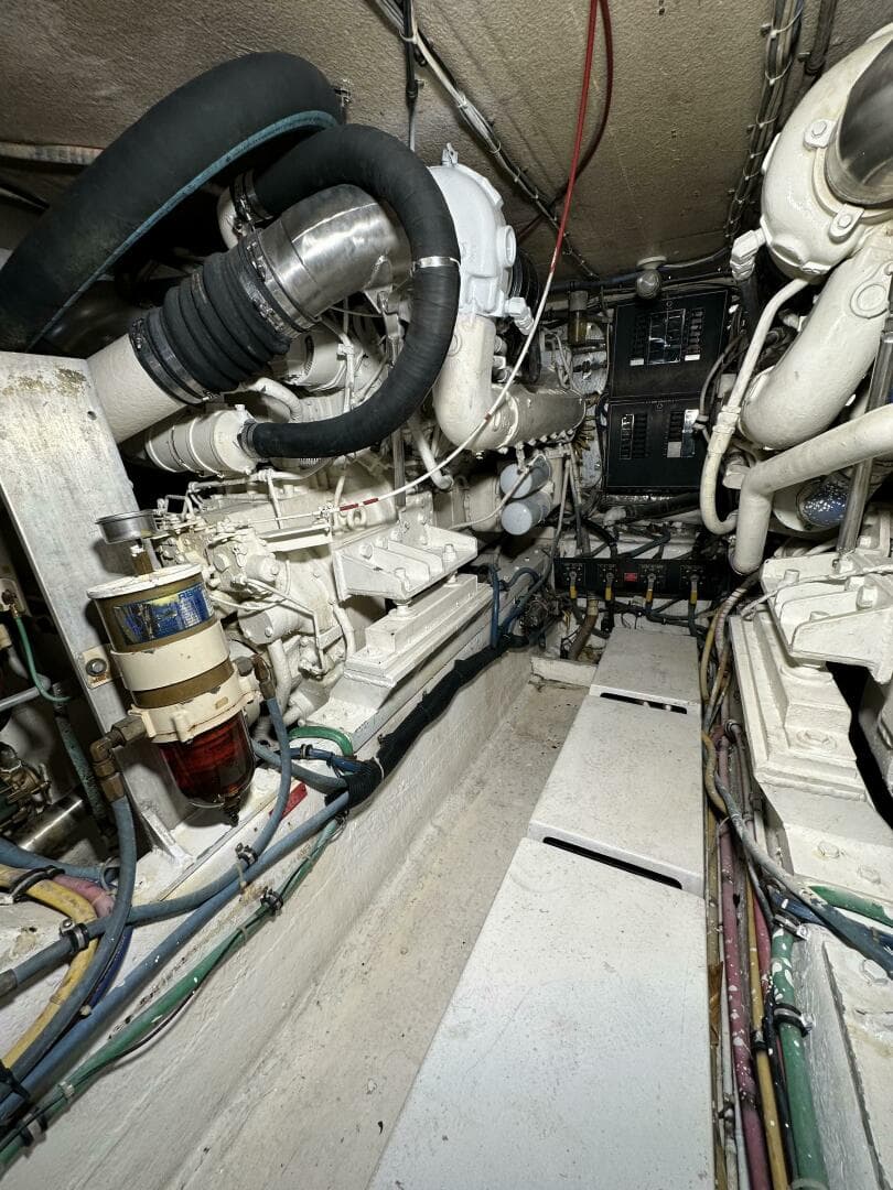 1992 Hatteras 50 Convertible — photo 42