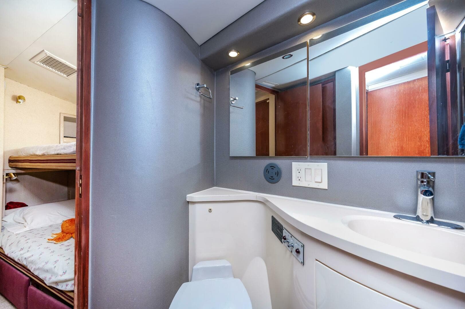 1992 Hatteras 50 Convertible — photo 30