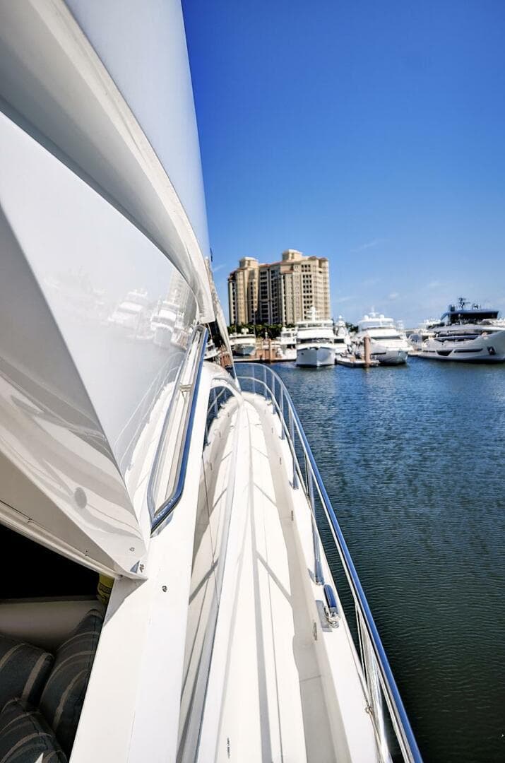 2017 Sunseeker 68 Sport Yacht — photo 5