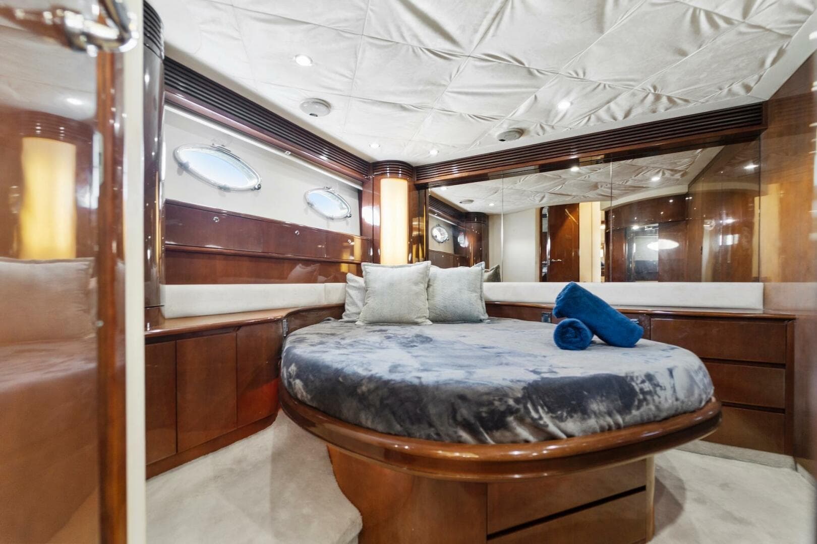 2002 Princess V65 — photo 18