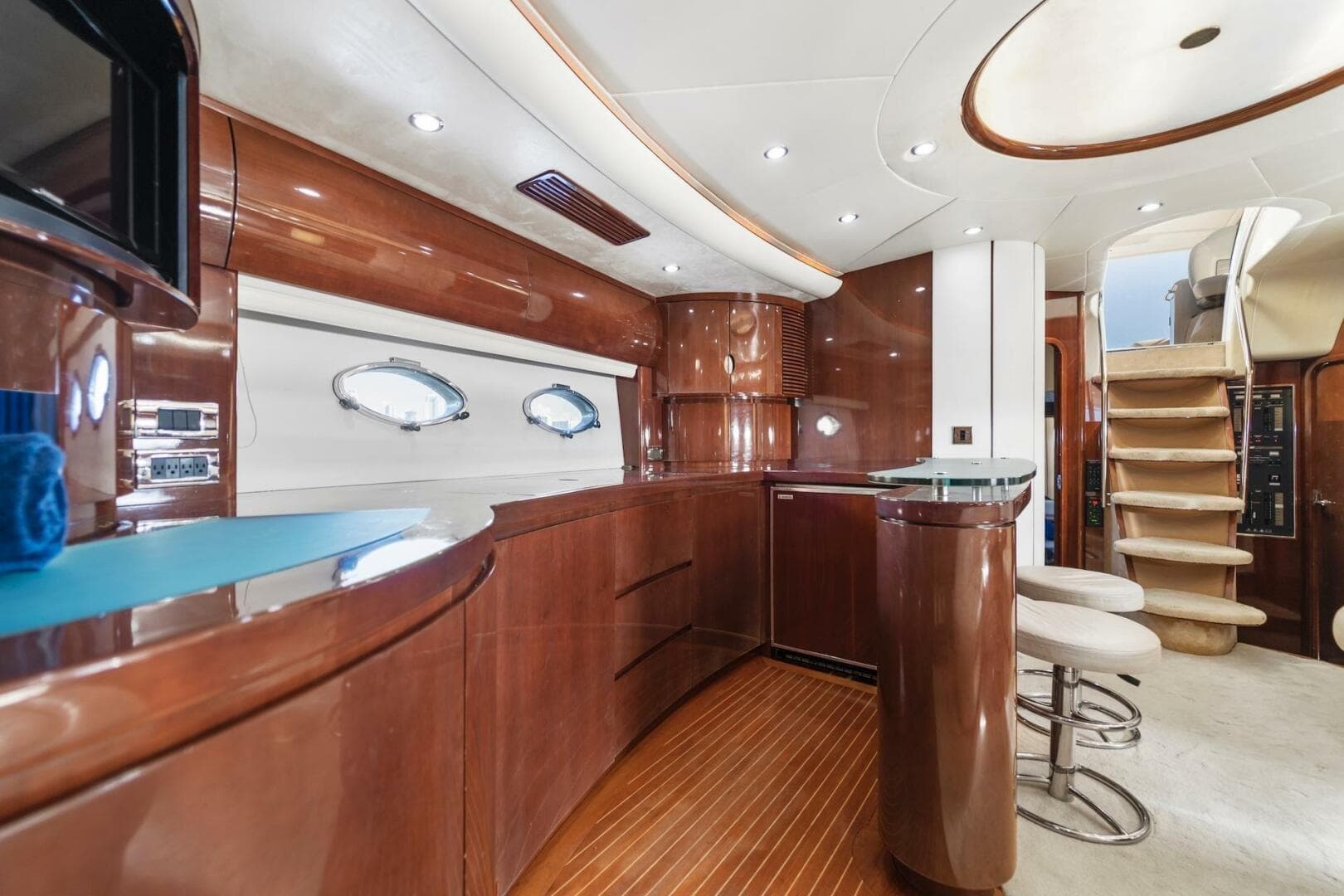 2002 Princess V65 — photo 15