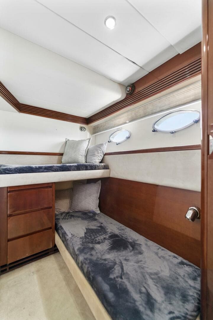 2002 Princess V65 — photo 20