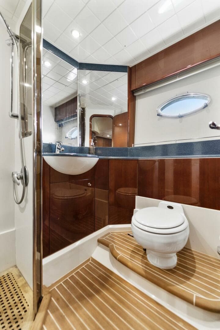 2002 Princess V65 — photo 19