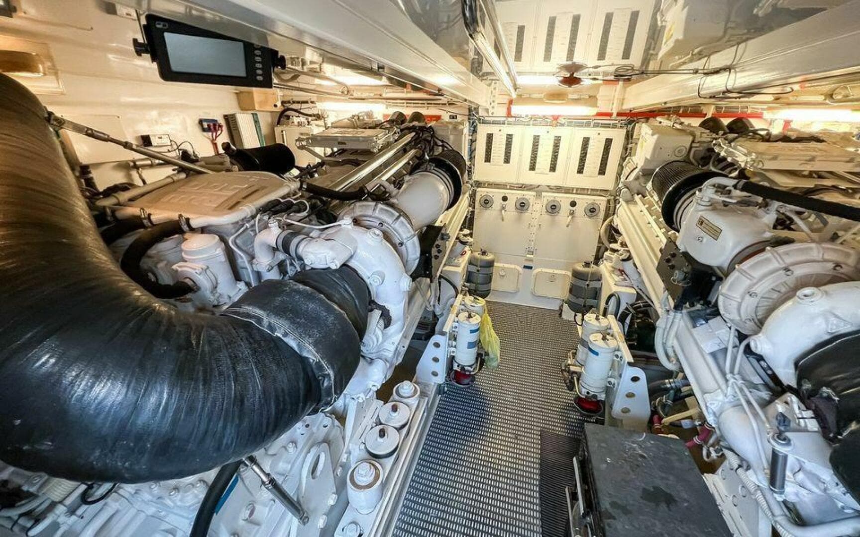 2007 Hatteras 68 Convertible — photo 13