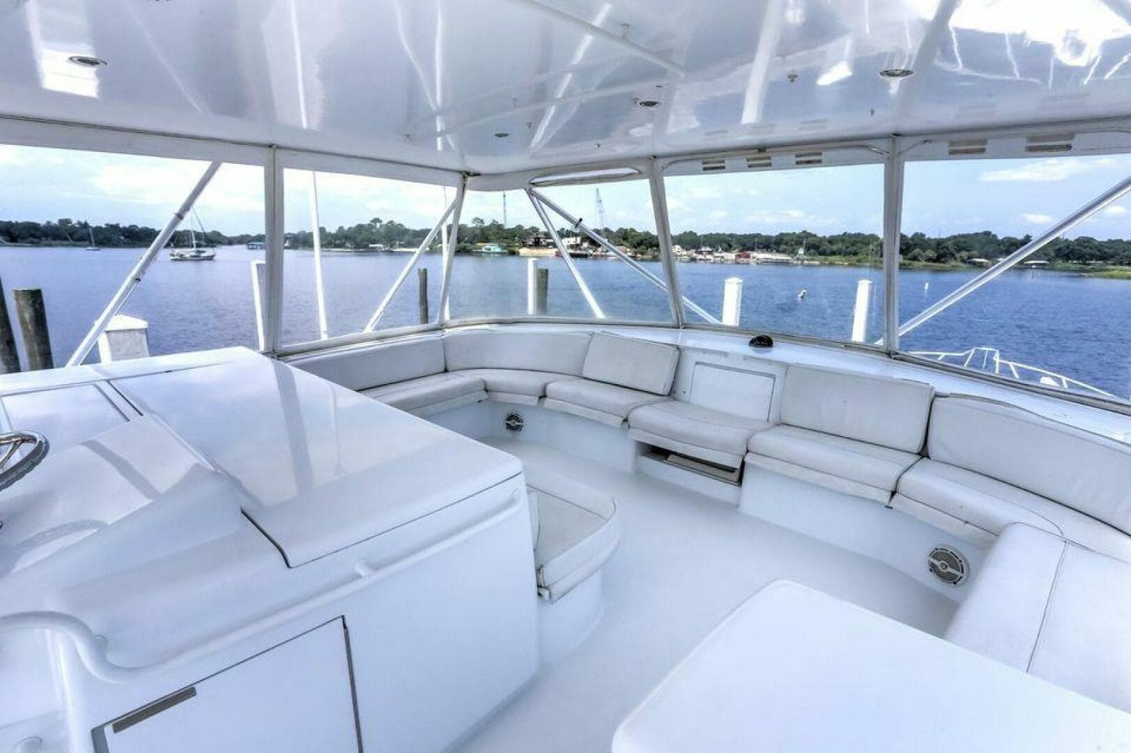 2007 Hatteras 68 Convertible — photo 3