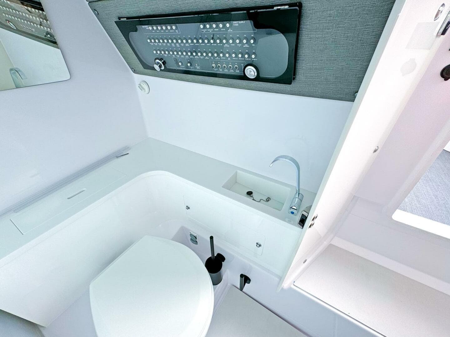 2024 Axopar 37 XC Cross Cabin — photo 11