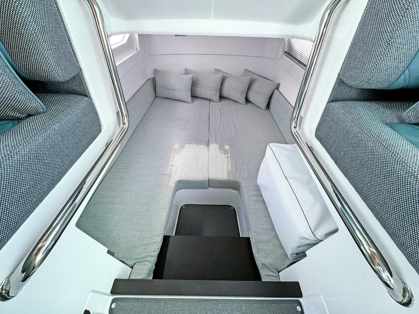 2024 Axopar 37 XC Cross Cabin — photo 17