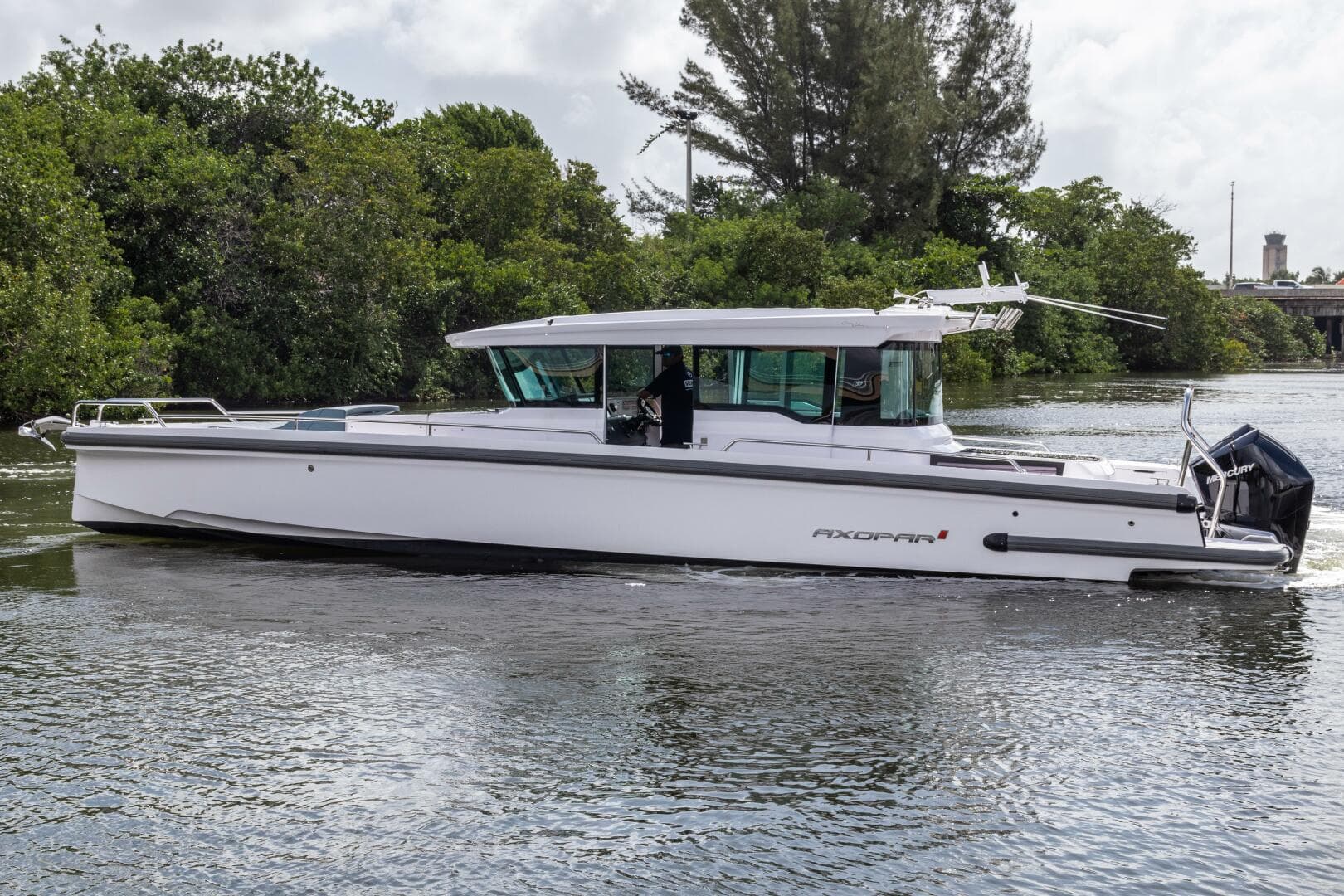 2024 Axopar 37 XC Cross Cabin — photo 26