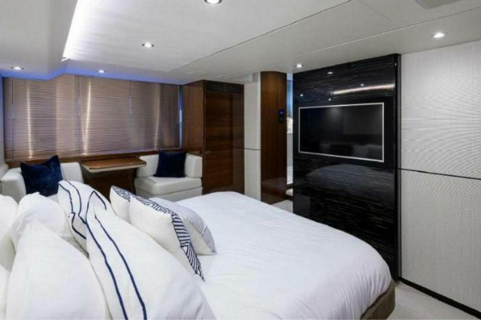 2019 Princess F62 — photo 15