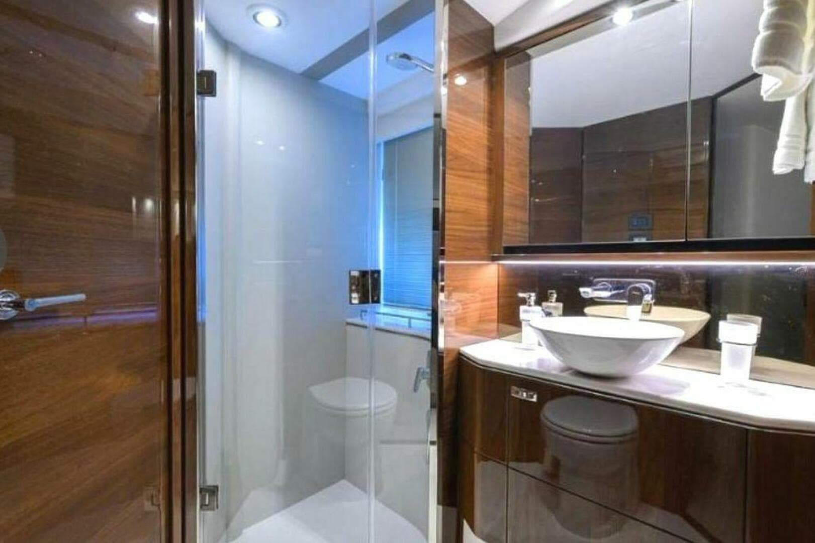 2019 Princess F62 — photo 16