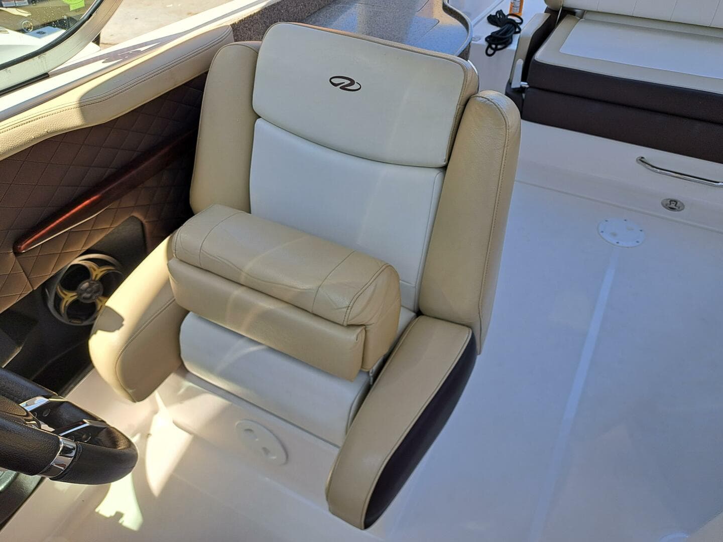 2014 Regal 2700 Bowrider — photo 13