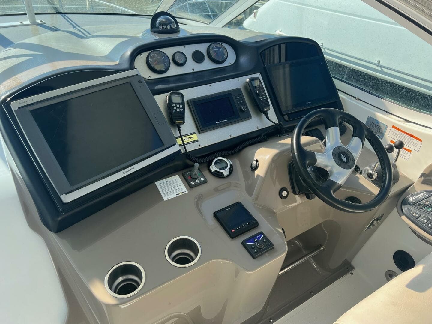 2011 Cruisers Yachts 415 — photo 19