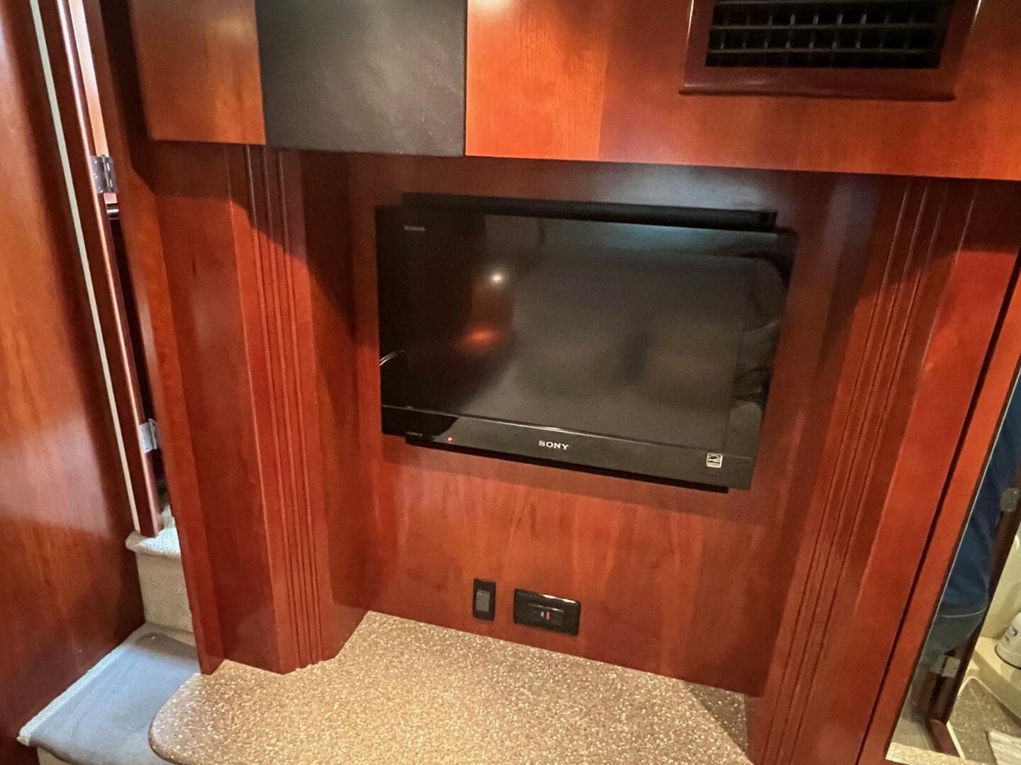 2011 Cruisers Yachts 415 — photo 44