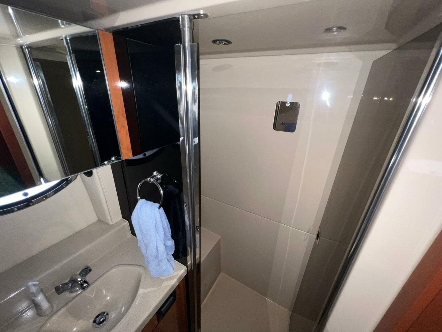 2011 Cruisers Yachts 415 — photo 41