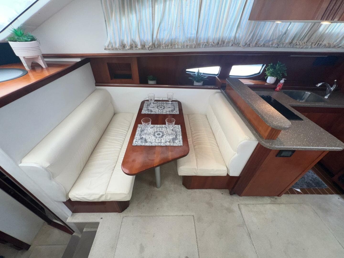 2011 Cruisers Yachts 415 — photo 30