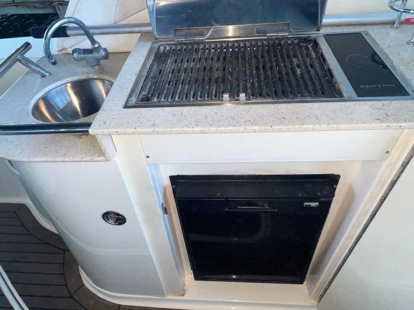 2008 Sea Ray 330 Sundancer — photo 27