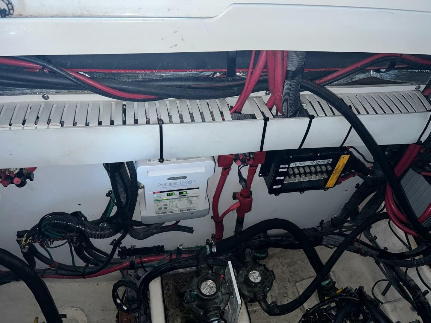 2008 Sea Ray 330 Sundancer — photo 52