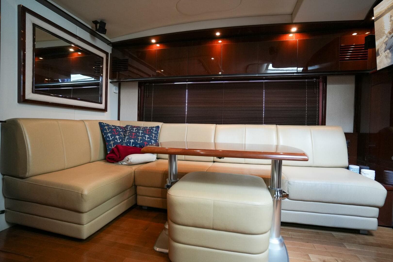 2010 Sea Ray 500 Sundancer — photo 18