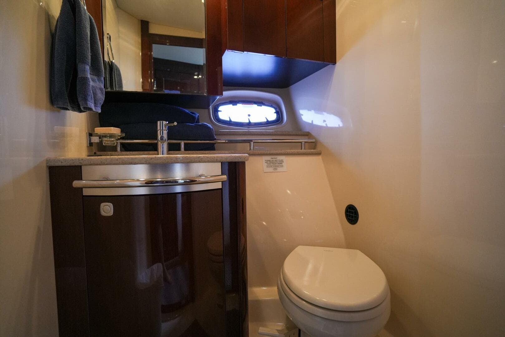 2010 Sea Ray 500 Sundancer — photo 23