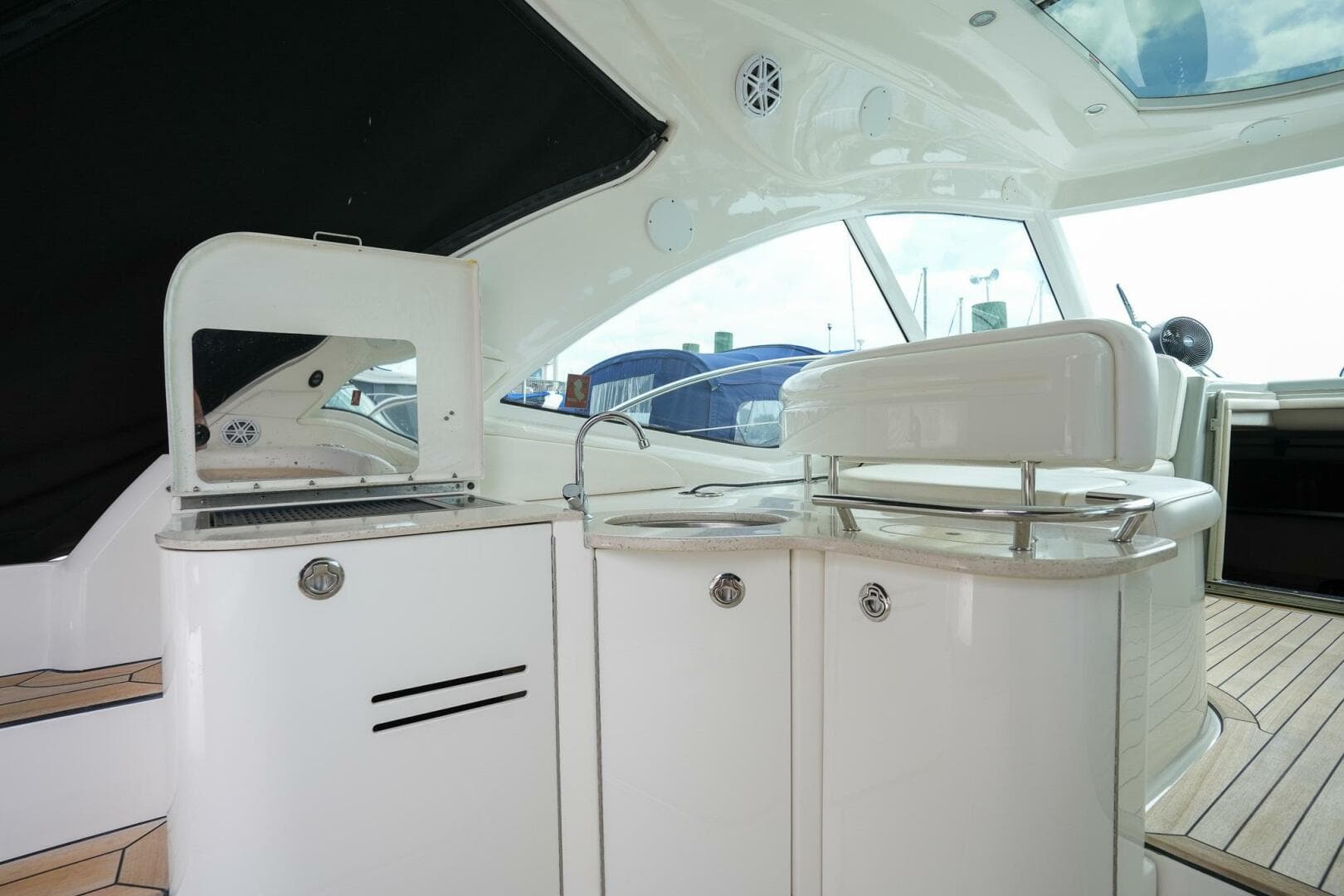 2010 Sea Ray 500 Sundancer — photo 7