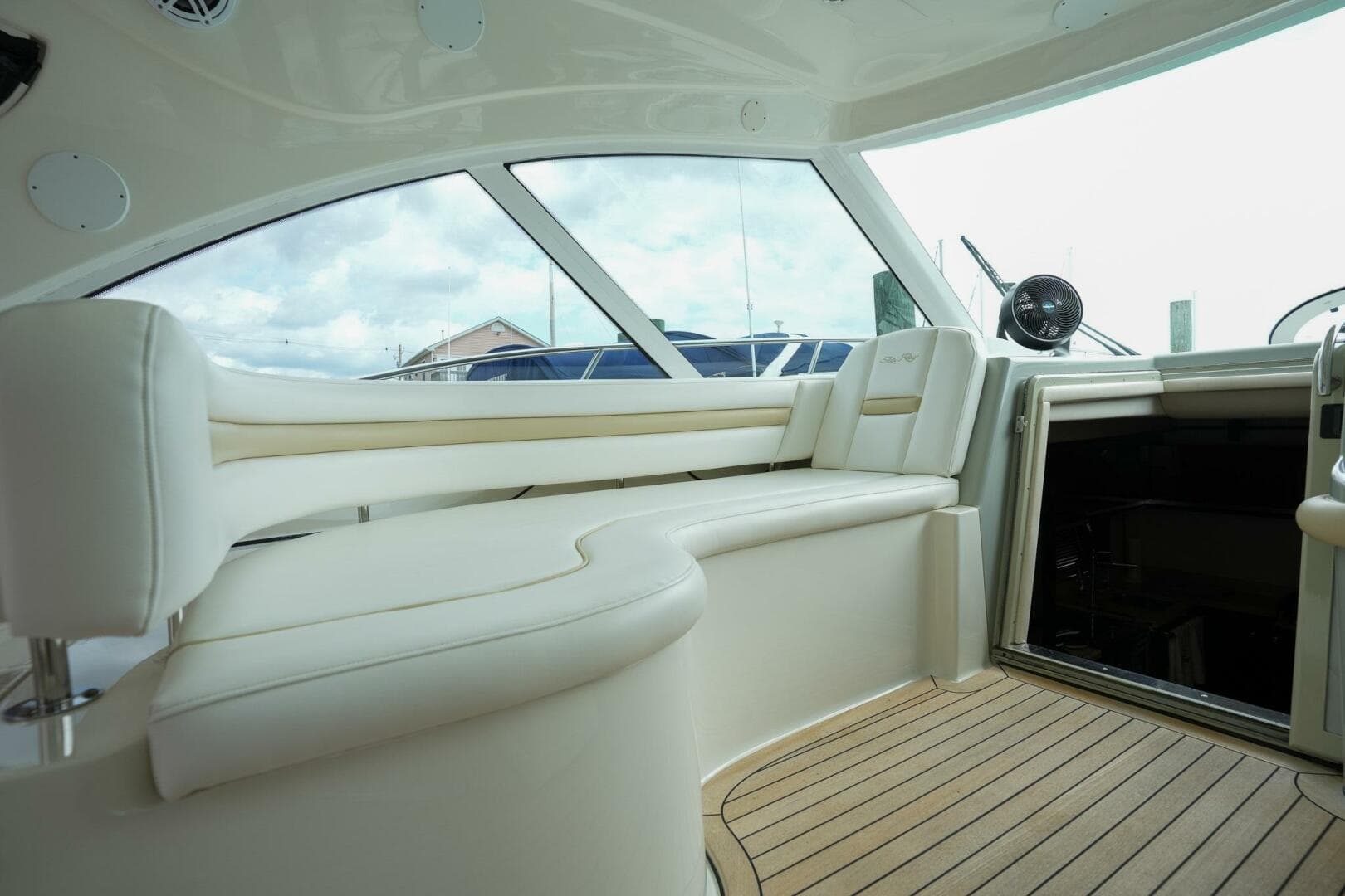 2010 Sea Ray 500 Sundancer — photo 12