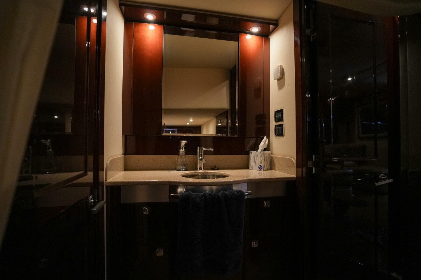 2010 Sea Ray 500 Sundancer — photo 26