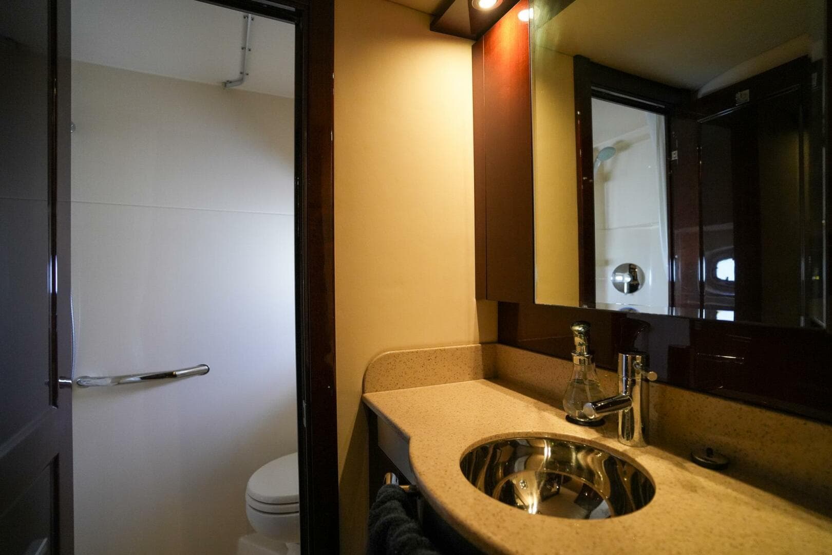 2010 Sea Ray 500 Sundancer — photo 27