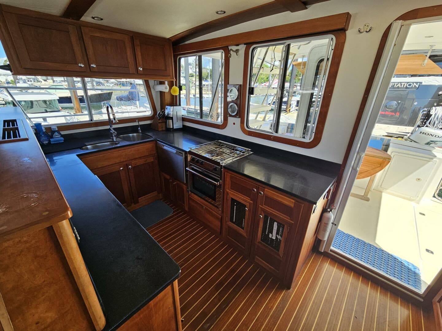 2012 Maine Cat Power Cat 47 — photo 32