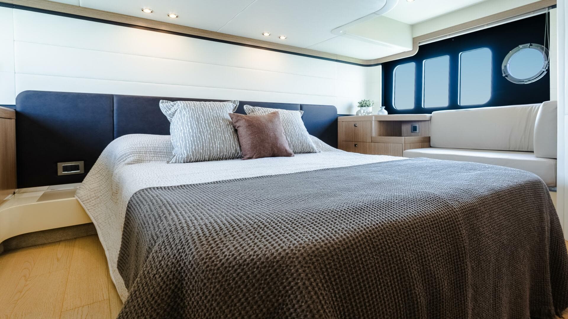 2017 Absolute 50 Fly — photo 27