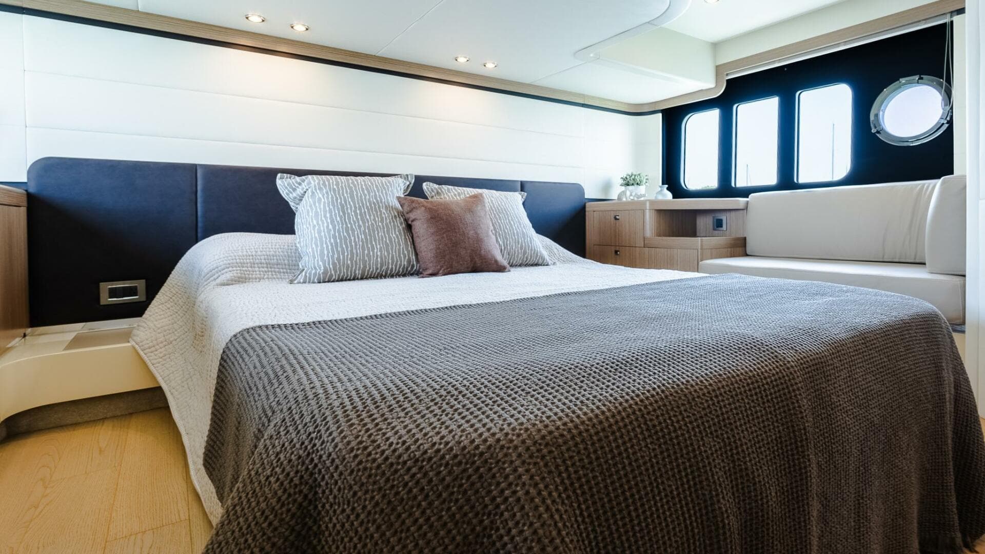 2017 Absolute 50 Fly — photo 32