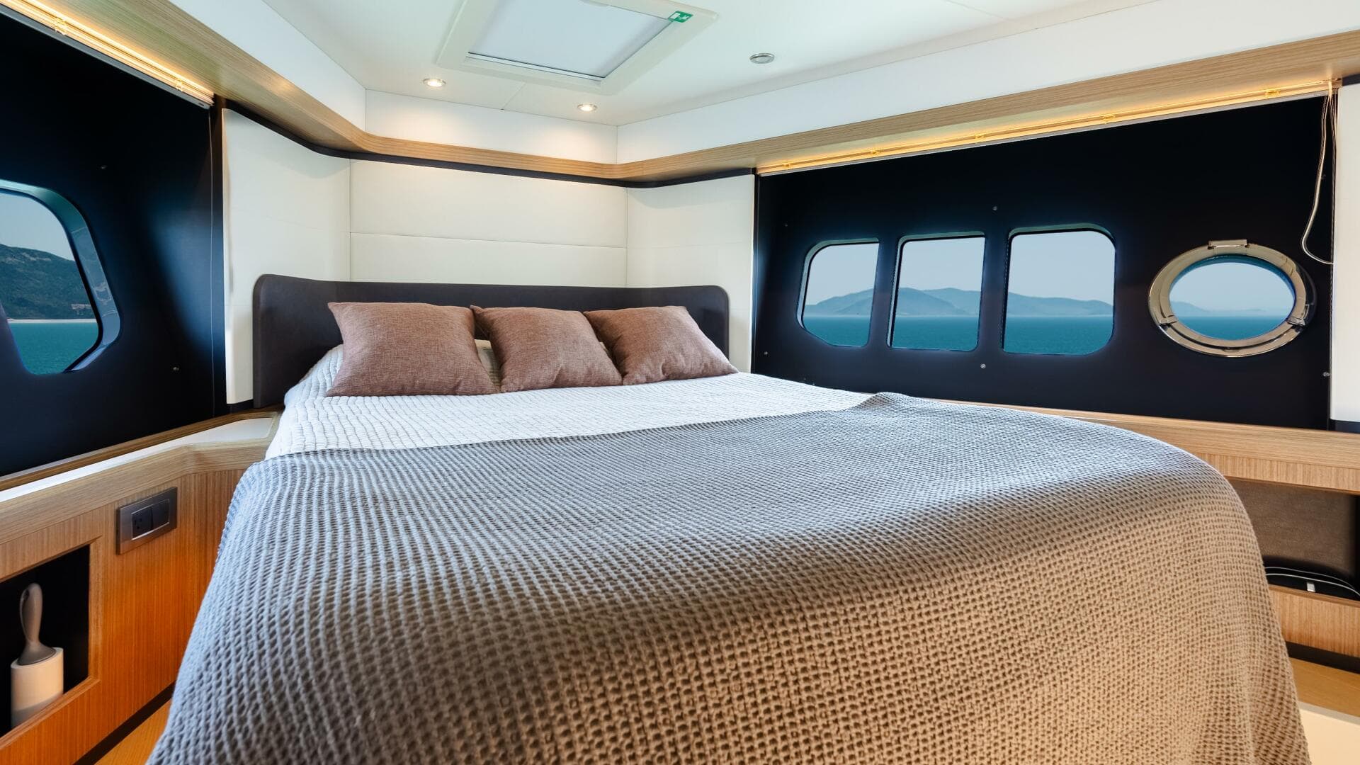 2017 Absolute 50 Fly — photo 26