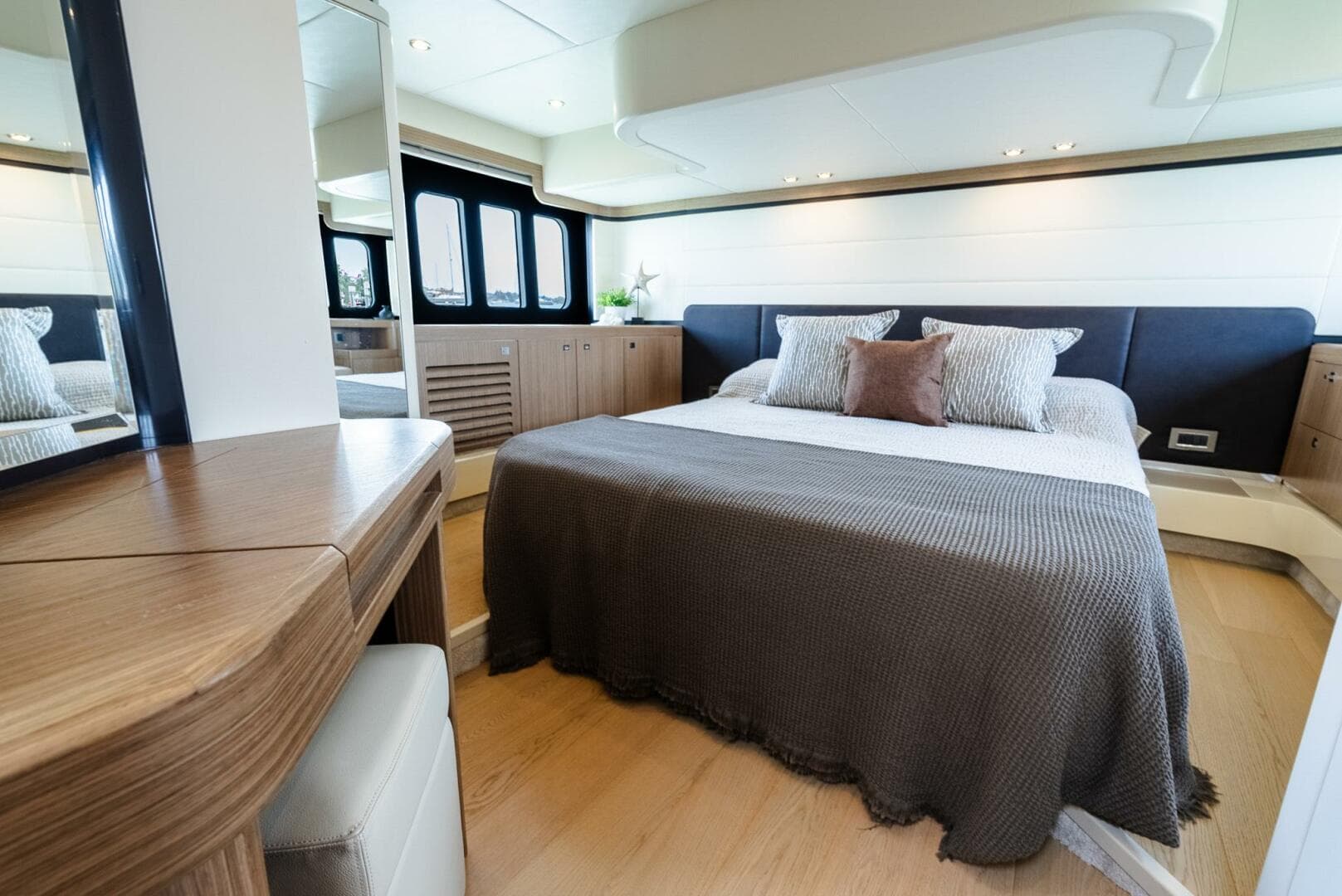 2017 Absolute 50 Fly — photo 31