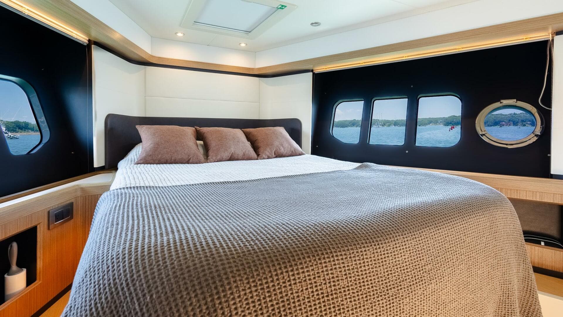 2017 Absolute 50 Fly — photo 30