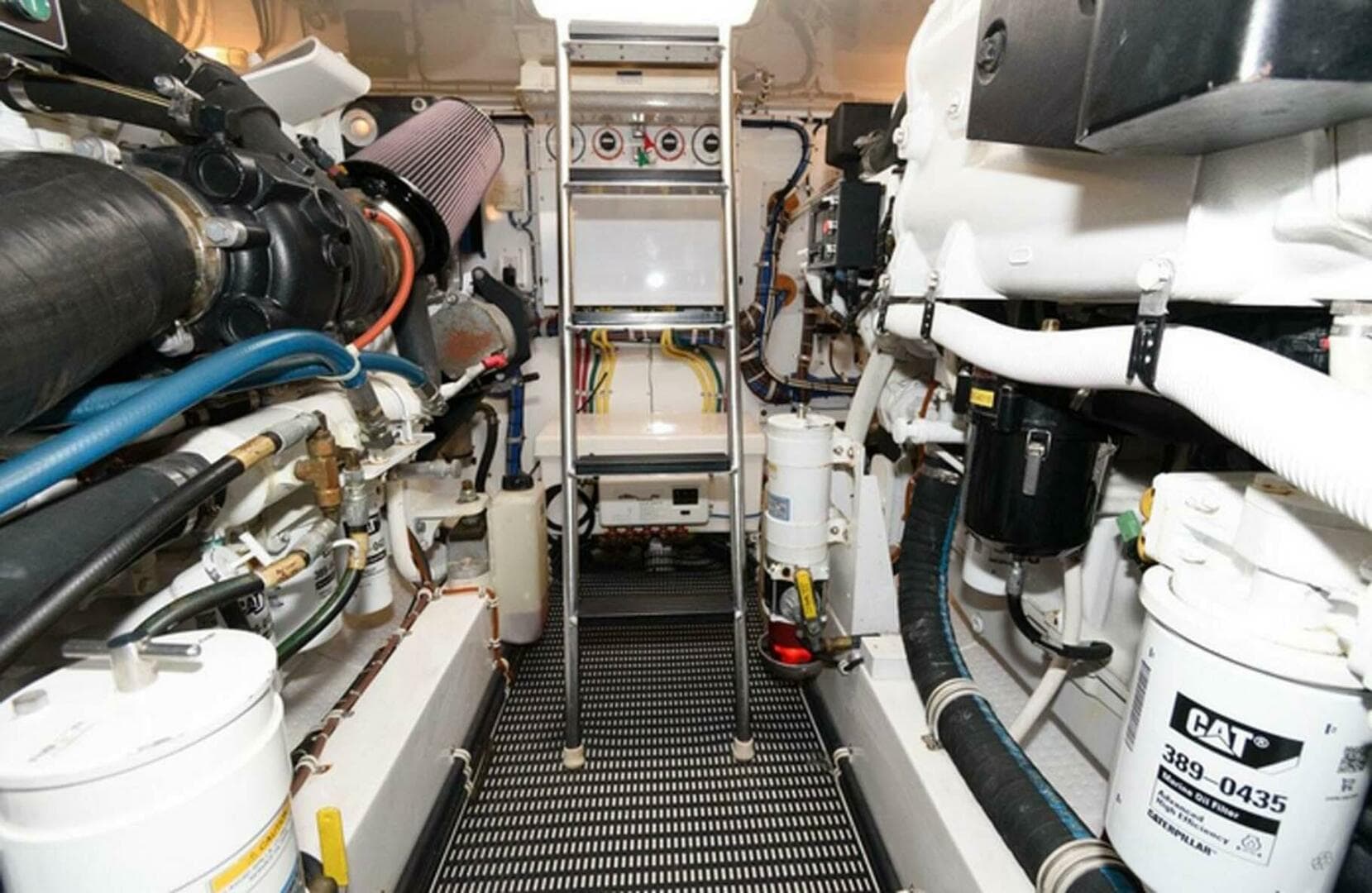 2015 Hatteras Express Sportfish — photo 30