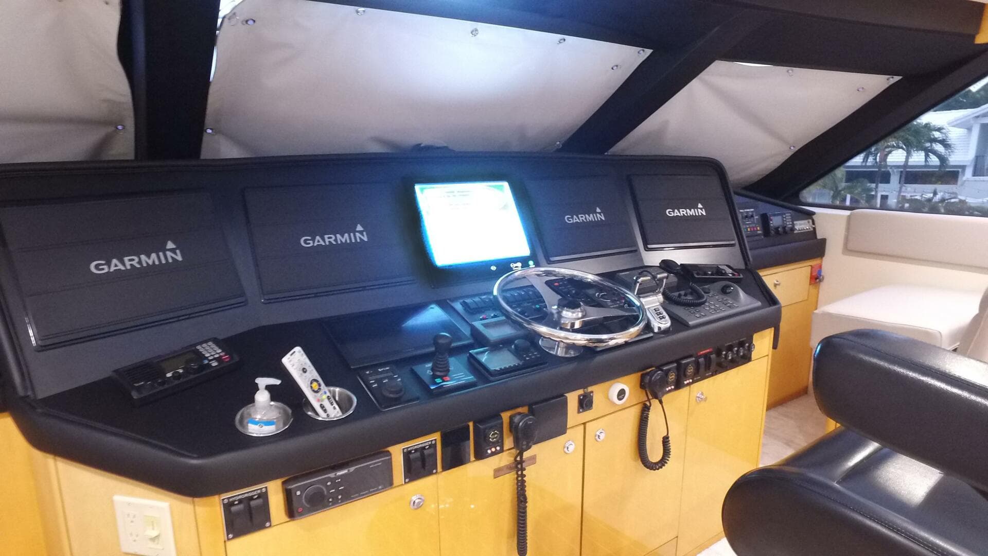 2006 Hatteras 68 Convertible — photo 20