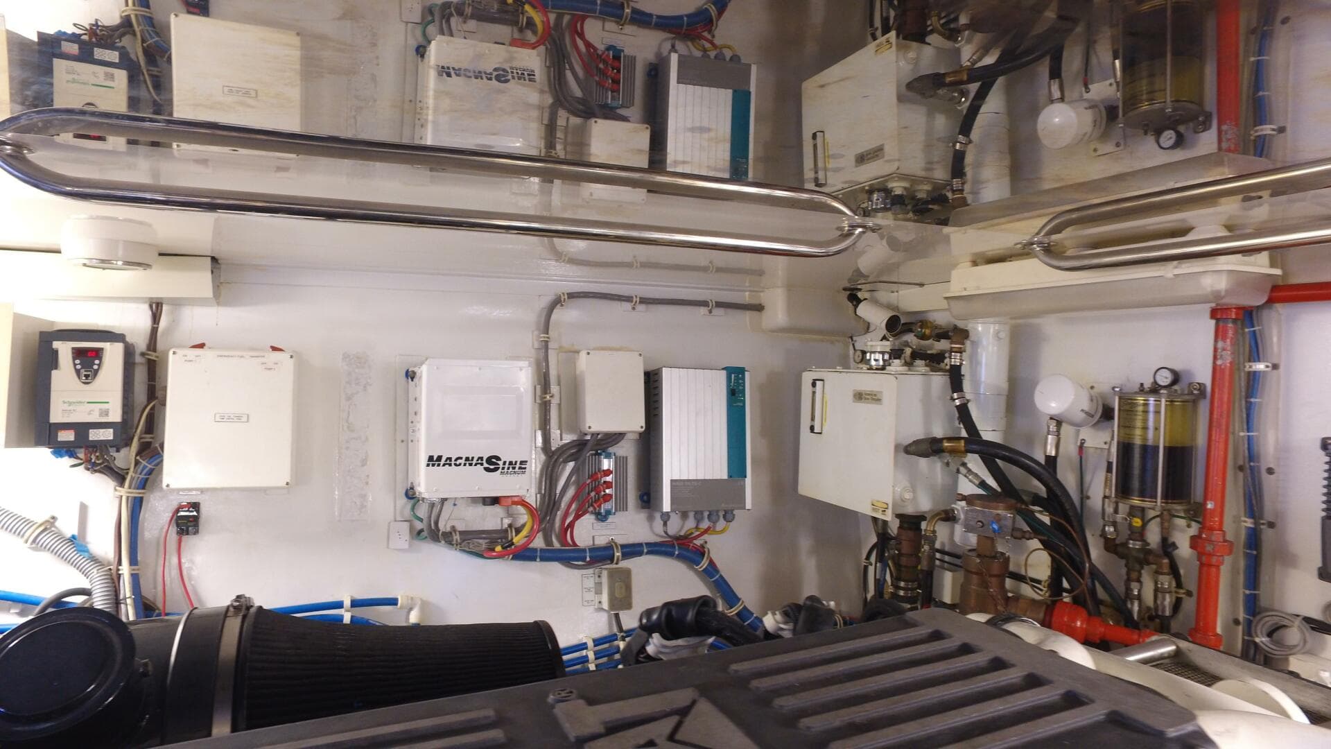 2006 Hatteras 68 Convertible — photo 28