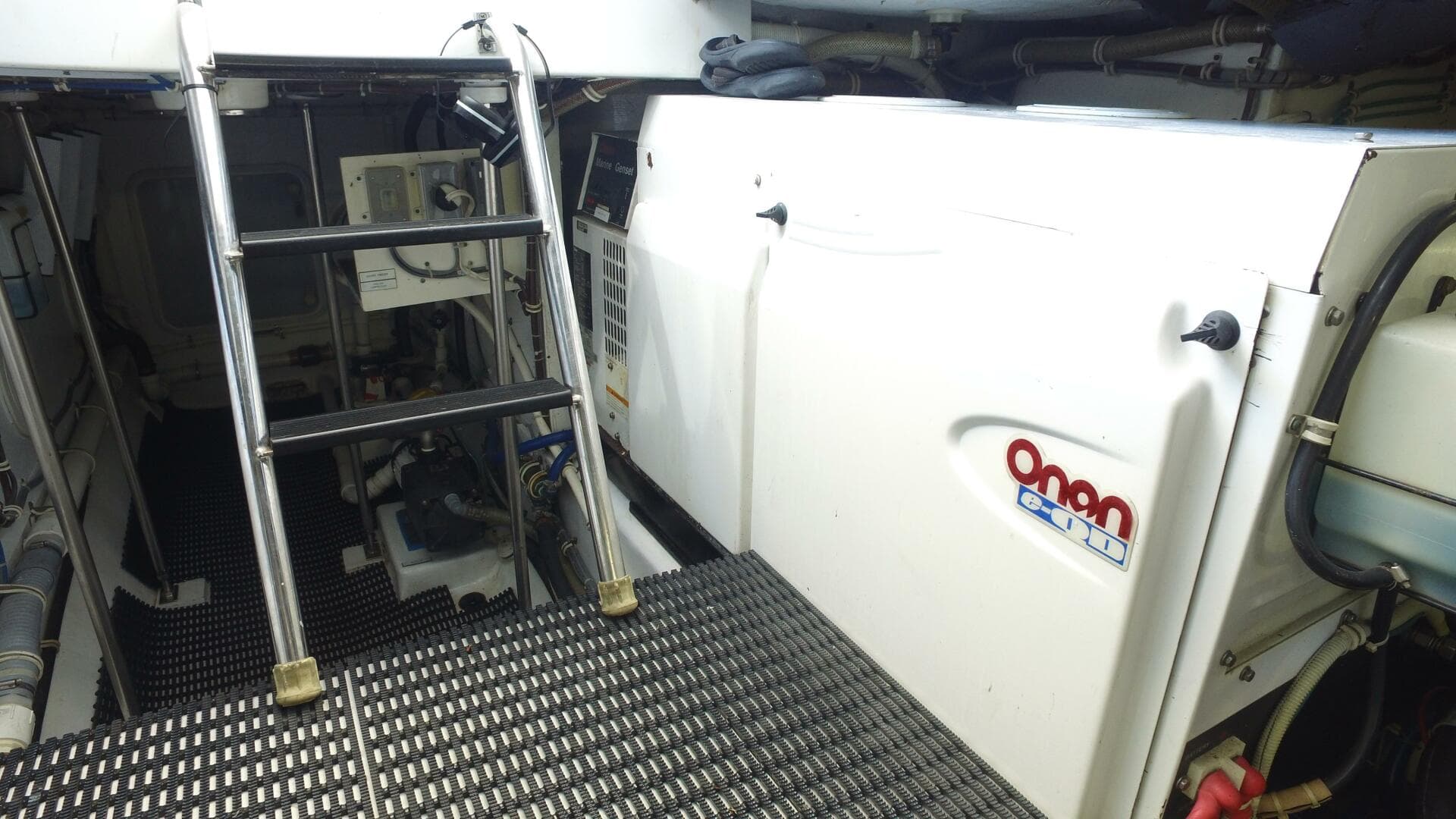 2006 Hatteras 68 Convertible — photo 32