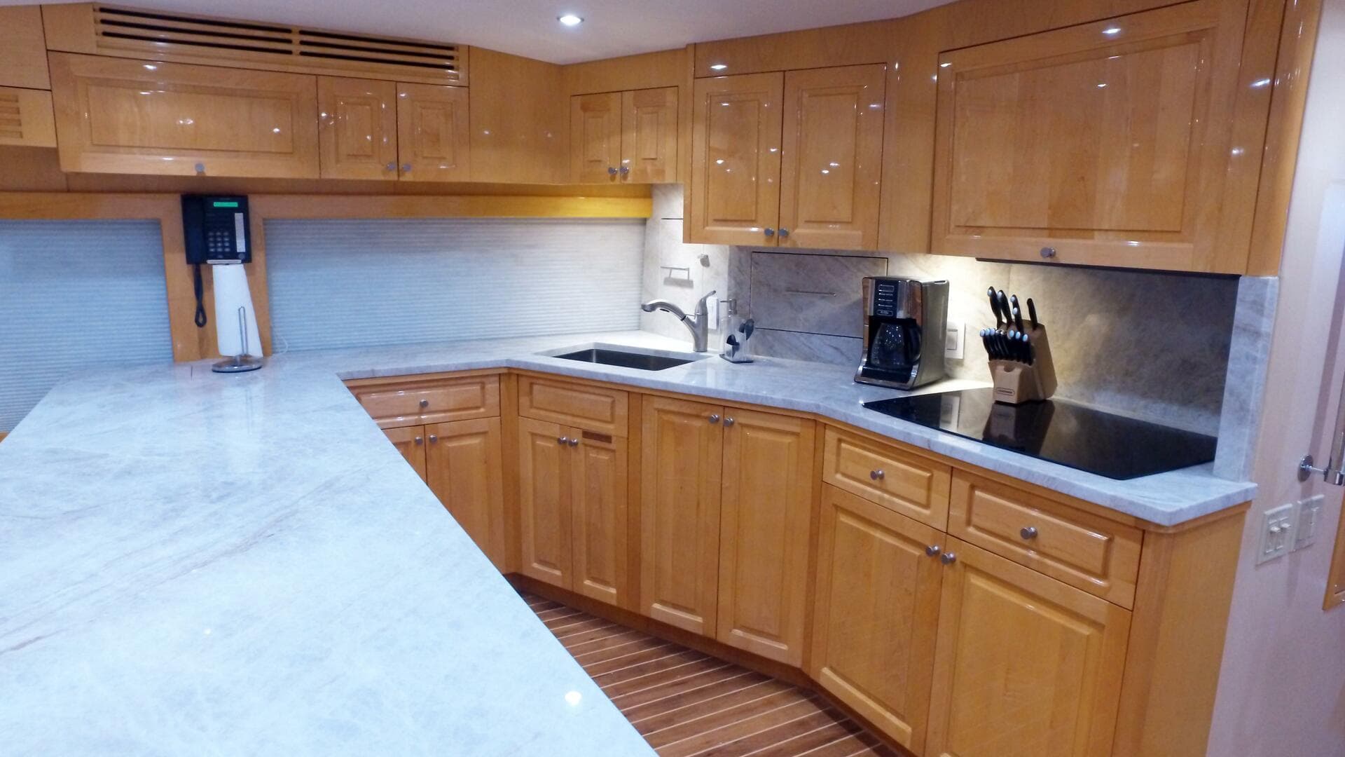 2006 Hatteras 68 Convertible — photo 6