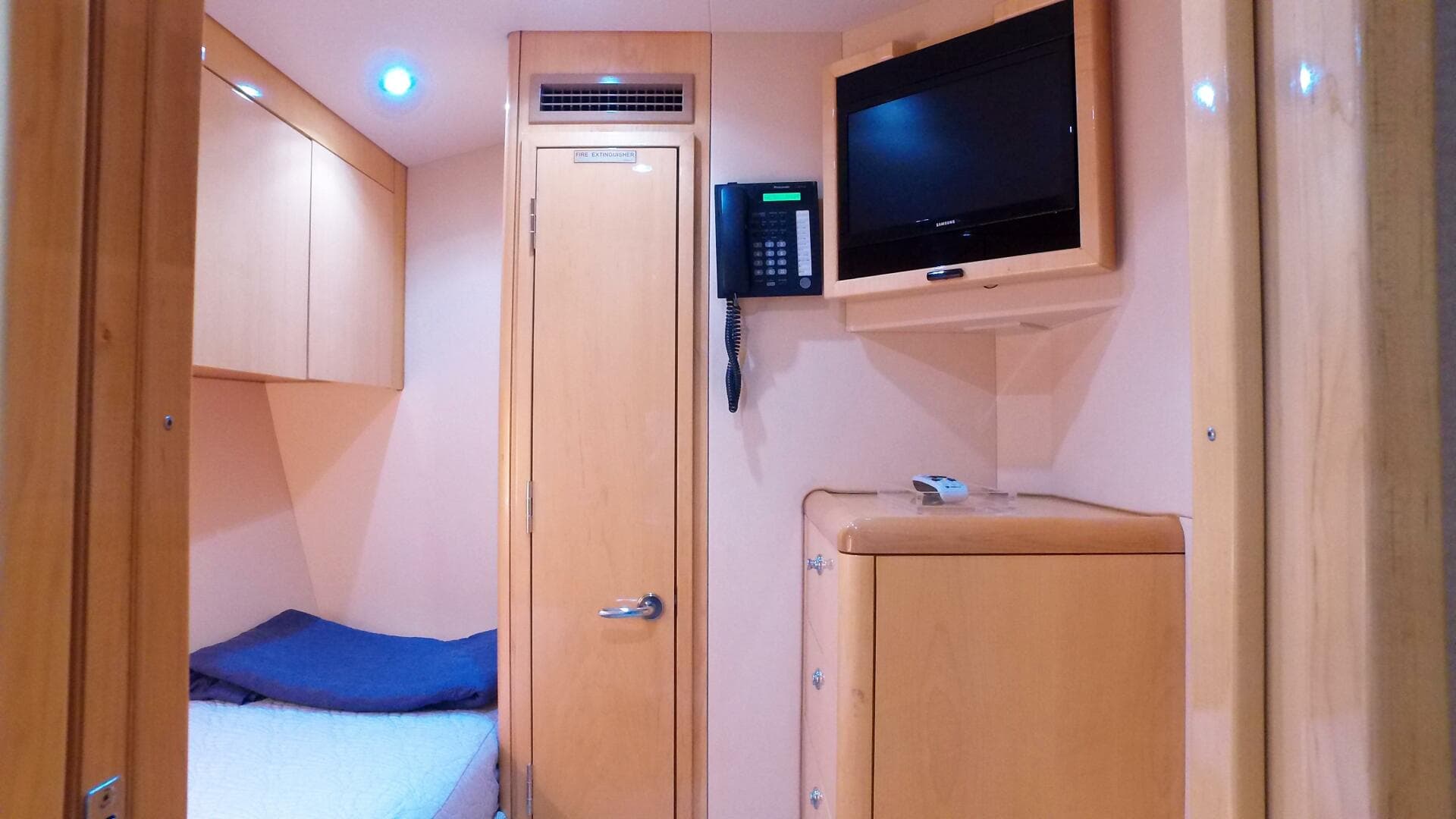 2006 Hatteras 68 Convertible — photo 16