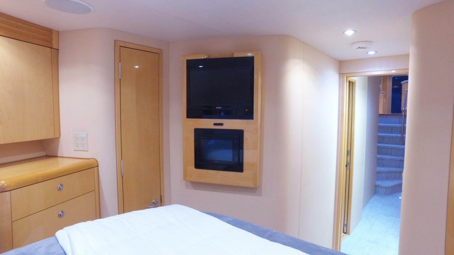 2006 Hatteras 68 Convertible — photo 18