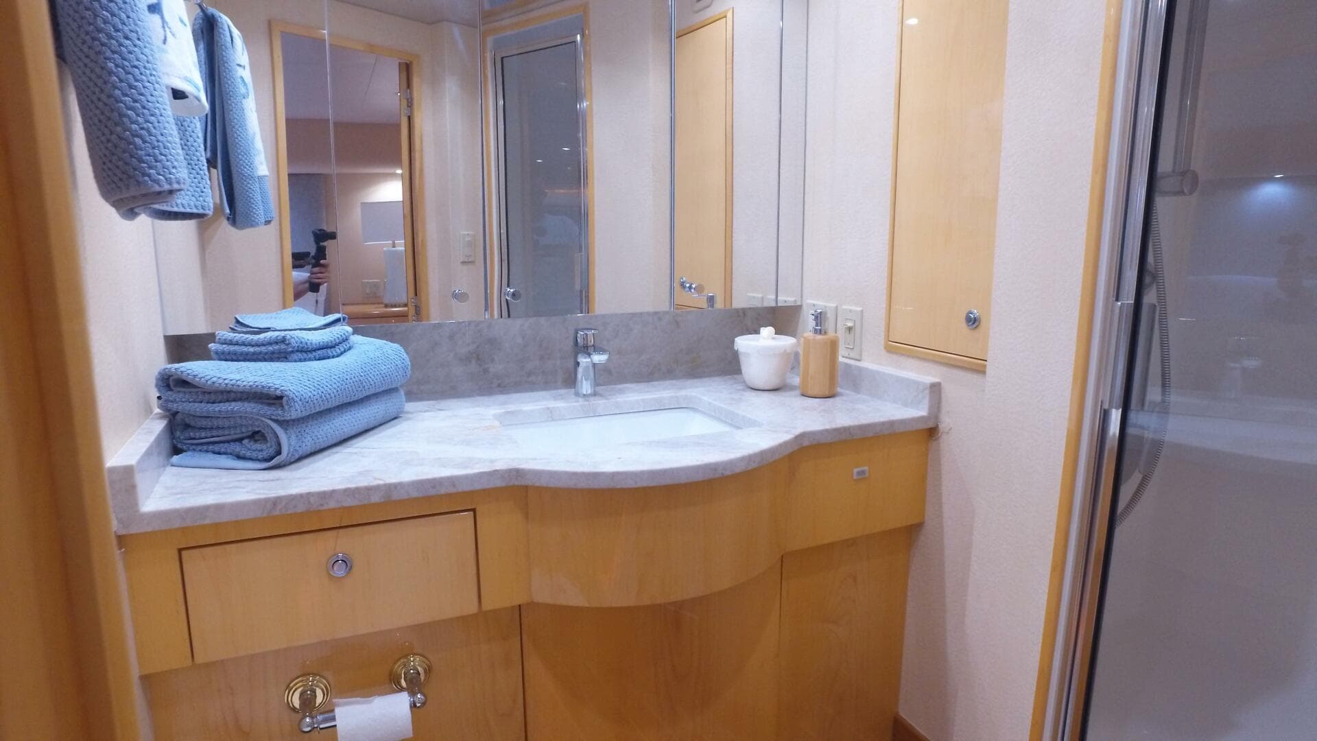 2006 Hatteras 68 Convertible — photo 11