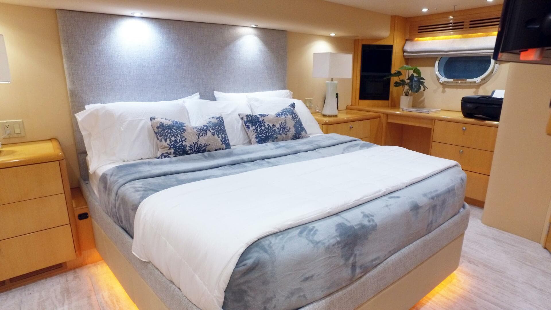 2006 Hatteras 68 Convertible — photo 9