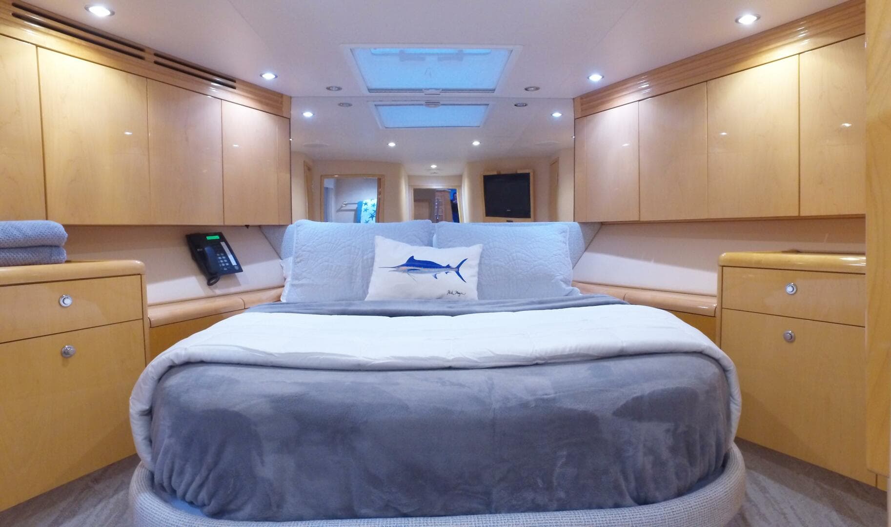 2006 Hatteras 68 Convertible — photo 17