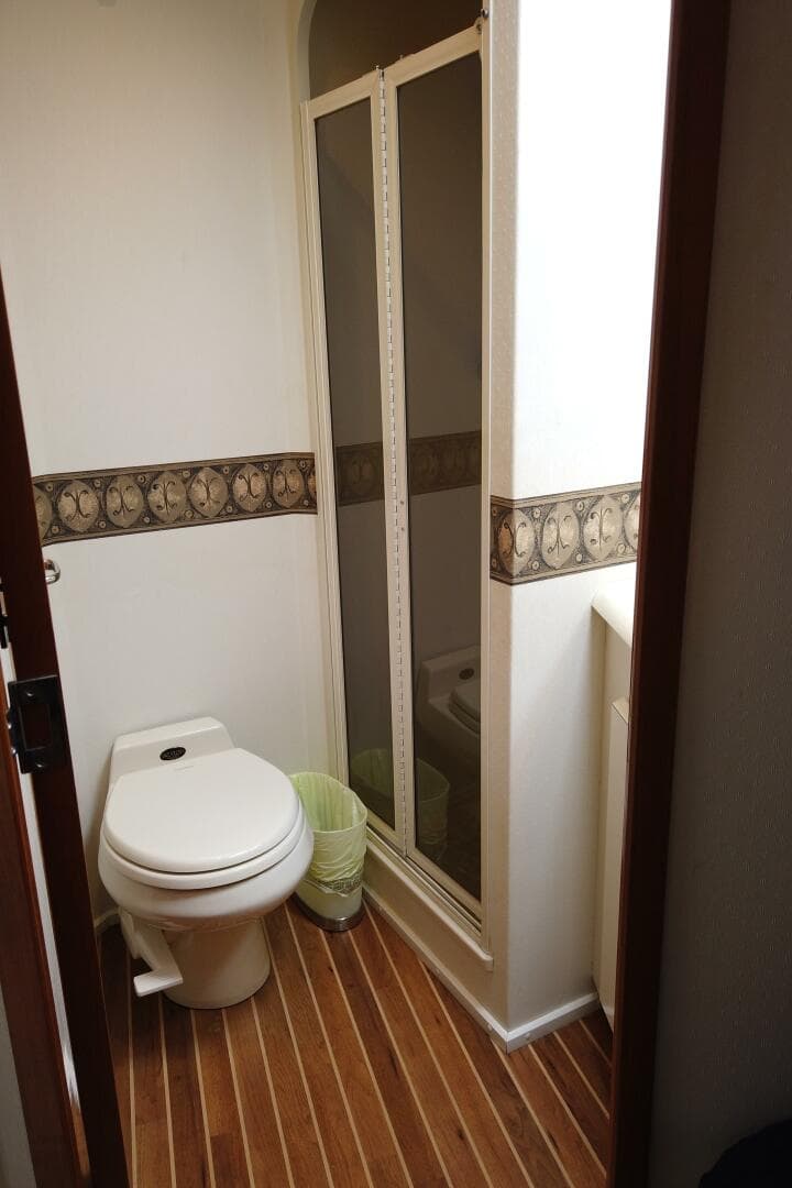 1999 Viking Motor Yacht — photo 43