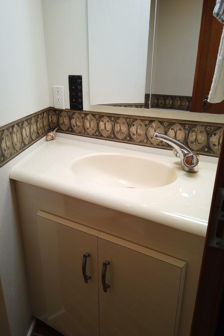 1999 Viking Motor Yacht — photo 44