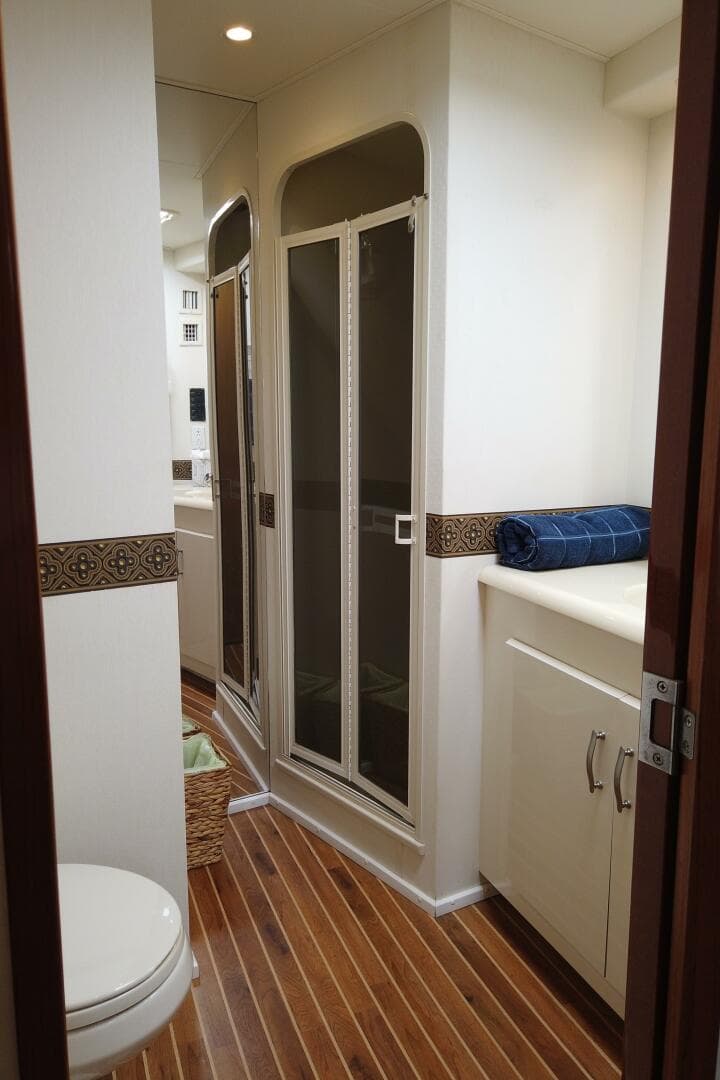 1999 Viking Motor Yacht — photo 40