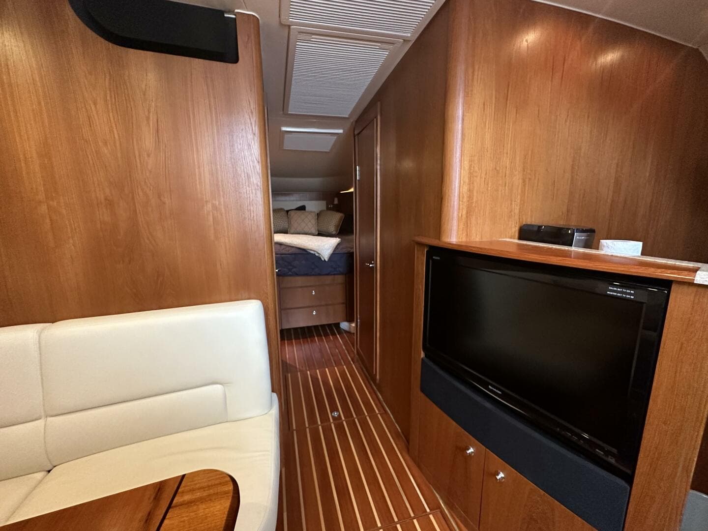 2011 Tiara Yachts 4300 Open — photo 24