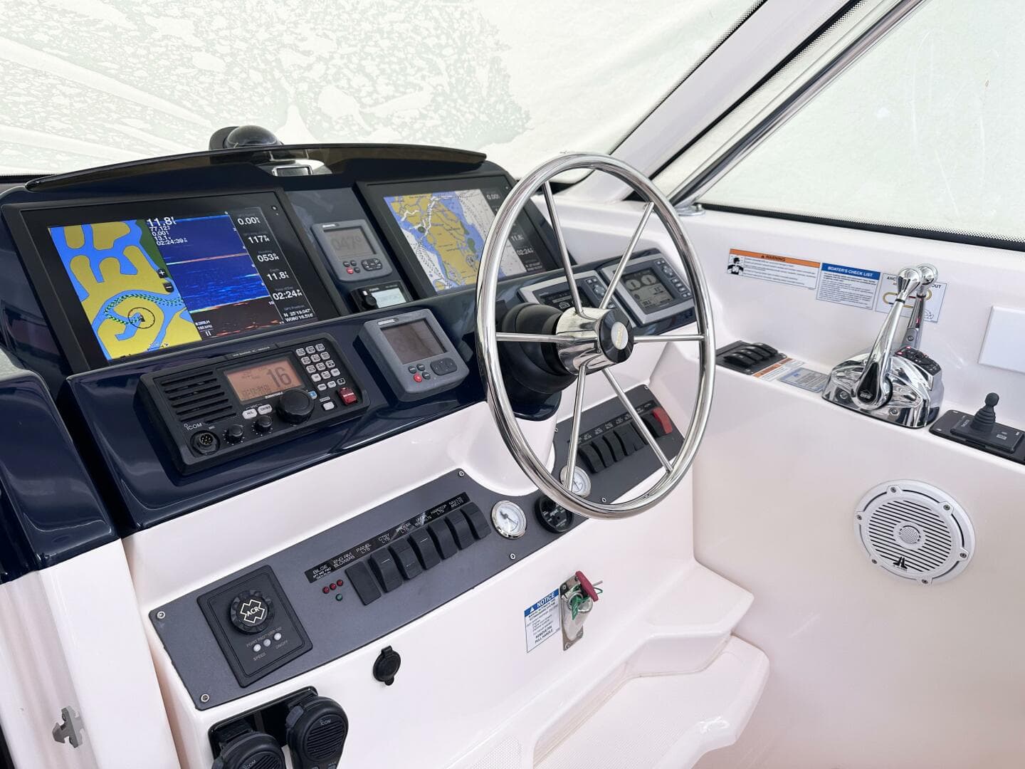 2011 Tiara Yachts 4300 Open — photo 16