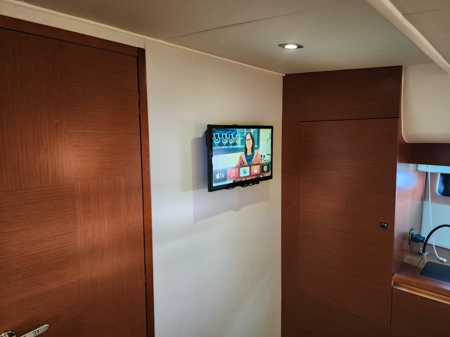 2014 Prestige 550 — photo 28